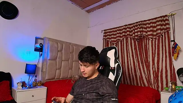 Snapshot of santyago_taylor chatting on December 14, 2:12 am santyago taylor online show from December 14, 2:12 am