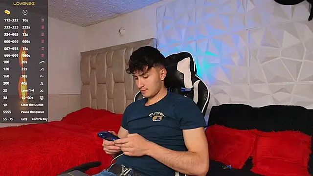 Snapshot of santyago_taylor chatting on December 10, 10:05 pm santyago taylor online show from December 10, 10:05 pm