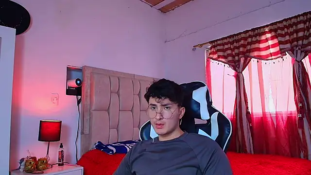 Snapshot of santyago_taylor chatting on December 18, 6:25 pm santyago taylor online show from December 18, 6:25 pm