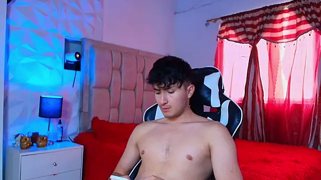 Snapshot of santyago_taylor chatting on December 20, 6:24 pm santyago taylor online show from December 20, 6:24 pm