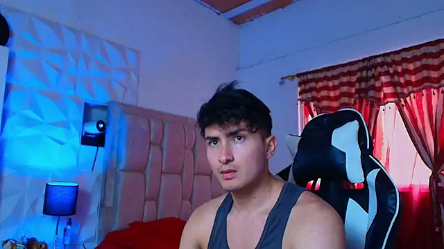 Snapshot of santyago_taylor chatting on December 23, 6:58 pm santyago taylor online show from December 23, 6:58 pm
