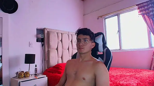Snapshot of santyago_taylor chatting on December 17, 7:04 pm santyago taylor online show from December 17, 7:04 pm