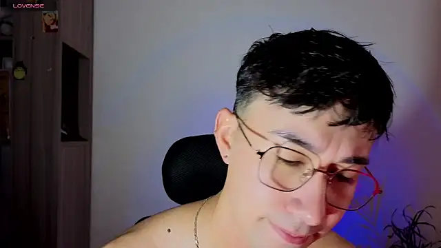 Snapshot of cameron_cum chatting on October 7, 1:37 pm cameron cum online show from October 7, 1:37 pm