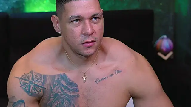 Snapshot of MassimoWalton2 chatting on December 2, 10:43 pm MassimoWalton2 online show from December 2, 10:43 pm