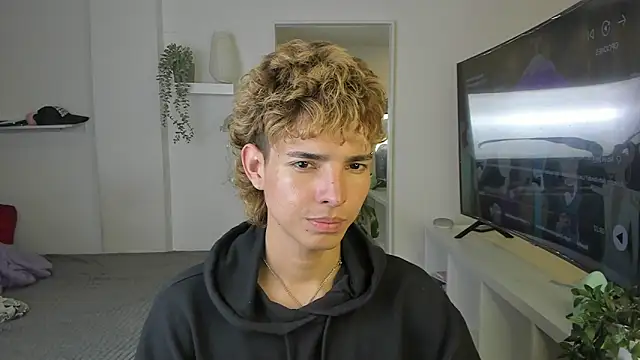 santy-kitty online show from November 6, 1:30 am