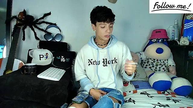 Snapshot of twink_sebas_ chatting on December 12, 5:10 am twink sebas online show from December 12, 5:10 am