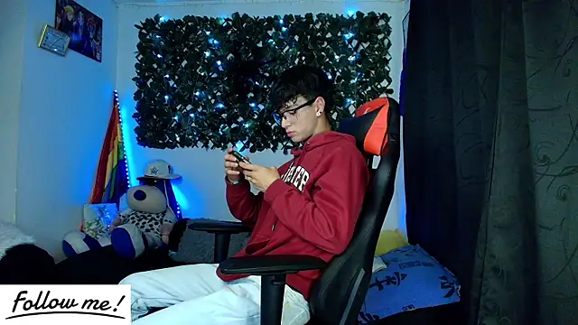 Snapshot of twink_sebas_ chatting on January 11, 4:16 am twink sebas online show from January 11, 4:16 am