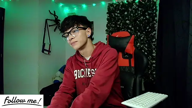 Snapshot of twink_sebas_ chatting on January 22, 6:10 am twink sebas online show from January 22, 6:10 am