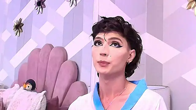 Snapshot of KylieMonnett chatting on October 9, 4:56 pm KylieMonnett online show from October 9, 4:56 pm