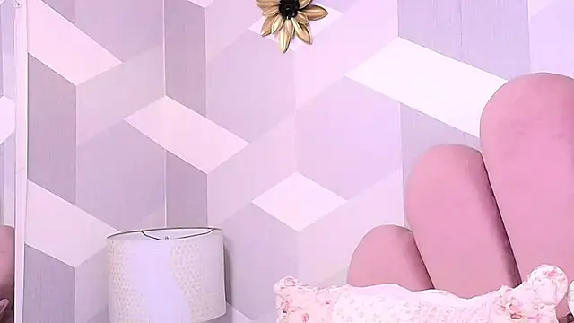 Snapshot of KylieMonnett chatting on October 14, 7:43 pm KylieMonnett online show from October 14, 7:43 pm