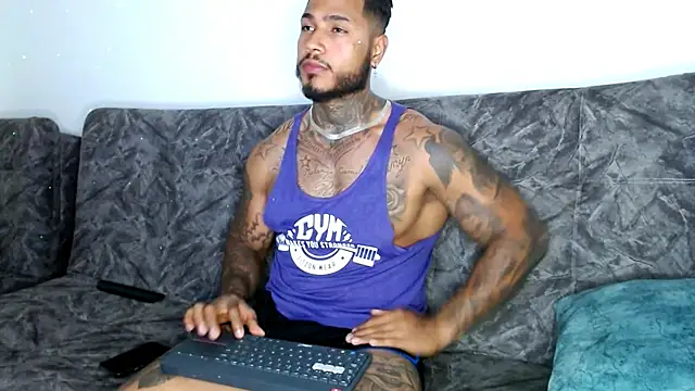 Snapshot of Exotic_tatto27121 chatting on January 18, 5:47 am Exotic tatto27121 online show from January 18, 5:47 am