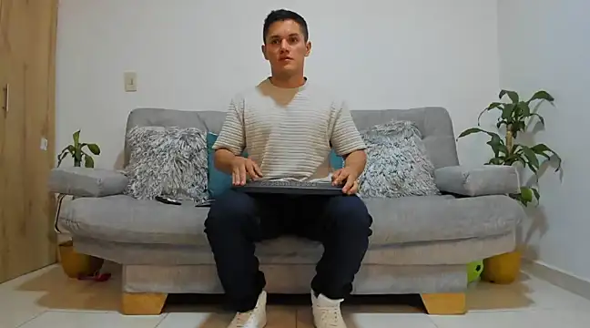 Snapshot of julian_wallace chatting on December 5, 9:17 pm julian wallace online show from December 5, 9:17 pm