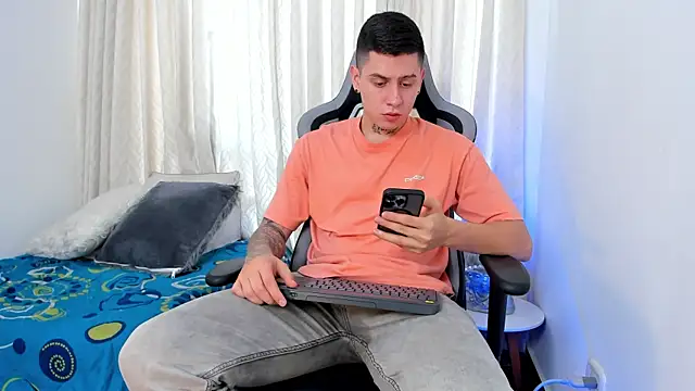 Snapshot of Yeiko_Romero_ chatting on December 7, 5:20 pm Yeiko Romero online show from December 7, 5:20 pm