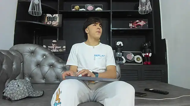 Snapshot of HeellBoy_ chatting on October 14, 7:43 pm HeellBoy online show from October 14, 7:43 pm