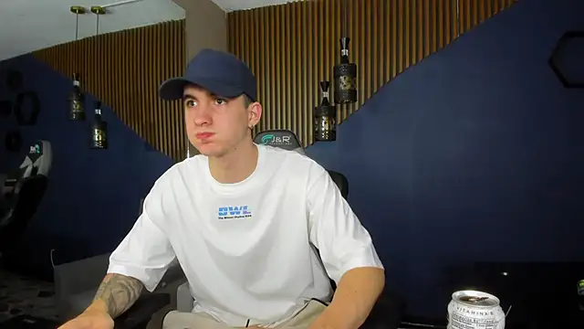 Snapshot of JacksonOlsenn chatting on December 21, 8:10 pm JacksonOlsenn online show from December 21, 8:10 pm