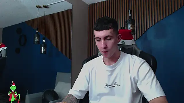 Snapshot of JacksonOlsenn chatting on December 30, 7:53 pm JacksonOlsenn online show from December 30, 7:53 pm