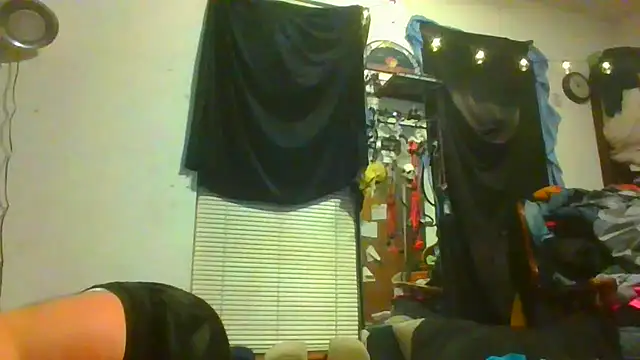 Snapshot of slinginbigD chatting on December 19, 3:07 am slinginbigD online show from December 19, 3:07 am