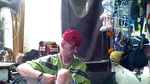 Snapshot of slinginbigD chatting on October 4, 6:29 am slinginbigD online show from October 4, 6:29 am