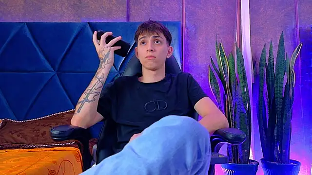 Lion Foster01 online show from December 5, 9:44 pm