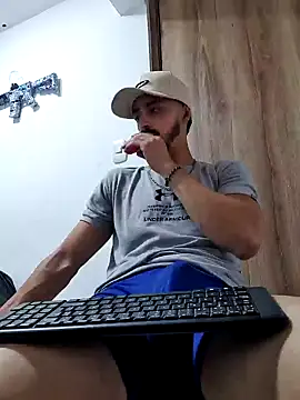 Snapshot of MAXIMUS_MASTE3 chatting on February 3, 2:25 am MAXIMUS MASTE3 online show from February 3, 2:25 am