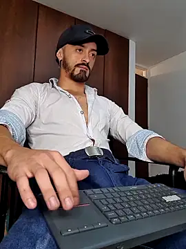 Snapshot of MAXIMUS_MASTE3 chatting on March 5, 3:30 am MAXIMUS MASTE3 online show from March 5, 3:30 am