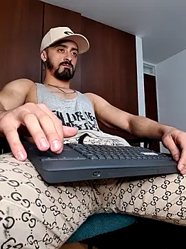 Snapshot of MAXIMUS_MASTE3 chatting on March 18, 2:51 am MAXIMUS MASTE3 online show from March 18, 2:51 am