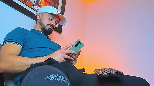 Snapshot of MAXIMUS_MASTE3 chatting on October 8, 12:04 am MAXIMUS MASTE3 online show from October 8, 12:04 am
