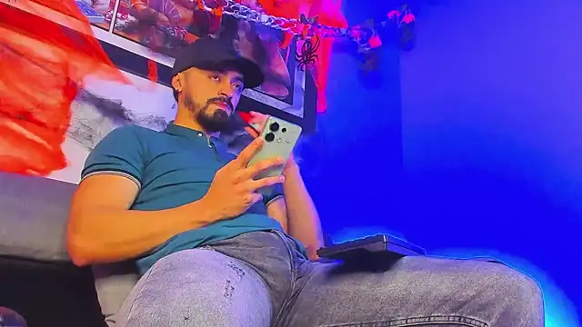 Snapshot of MAXIMUS_MASTE3 chatting on October 9, 8:36 pm MAXIMUS MASTE3 online show from October 9, 8:36 pm