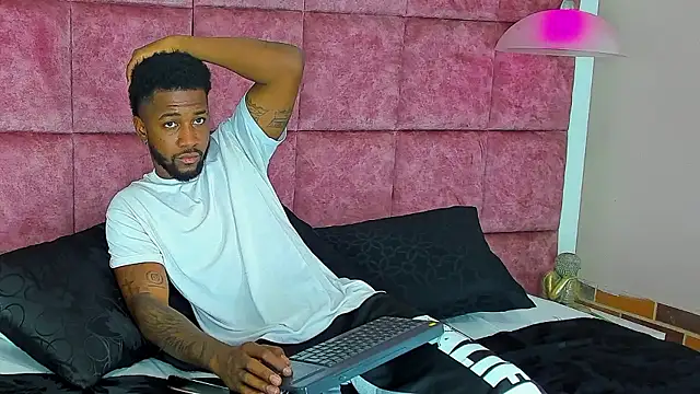 Snapshot of Drake_Nassir4 chatting on December 5, 2:42 am Drake Nassir4 online show from December 5, 2:42 am