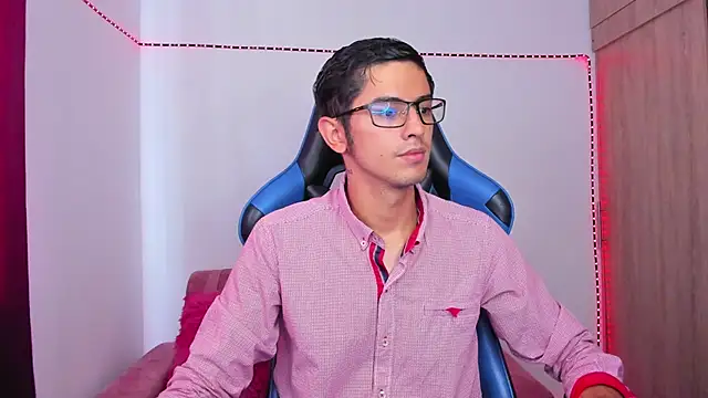 Snapshot of Ethan_Sai___ chatting on December 6, 4:49 pm Ethan Sai    online show from December 6, 4:49 pm