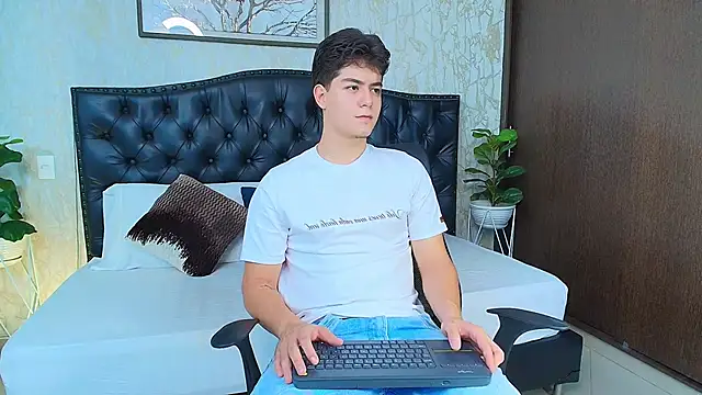 MaxxiCruz online show from October 4, 3:55 am
