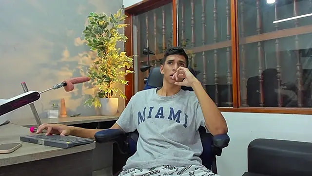 Snapshot of kieran_derek chatting on December 11, 7:43 pm kieran derek online show from December 11, 7:43 pm