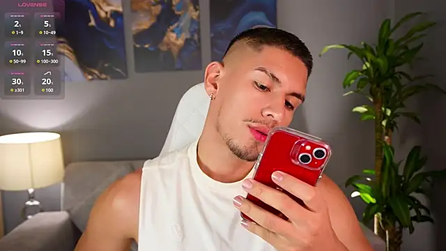 Snapshot of Aaronfox_x chatting on January 7, 12:24 am Aaronfox x online show from January 7, 12:24 am