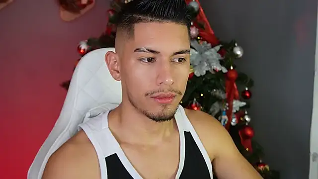 Snapshot of Aaronfox_x chatting on December 13, 2:10 am Aaronfox x online show from December 13, 2:10 am
