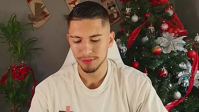 Snapshot of Aaronfox_x chatting on December 9, 7:46 pm Aaronfox x online show from December 9, 7:46 pm