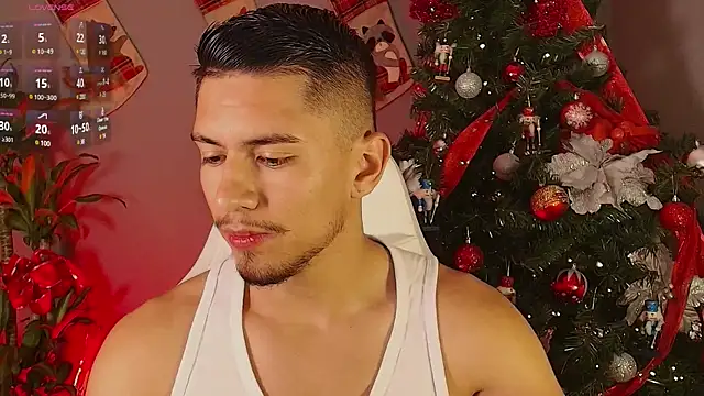 Snapshot of Aaronfox_x chatting on December 9, 3:50 am Aaronfox x online show from December 9, 3:50 am