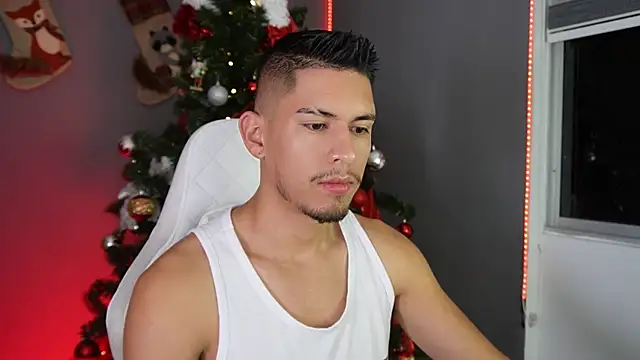 Snapshot of Aaronfox_x chatting on December 15, 11:31 pm Aaronfox x online show from December 15, 11:31 pm