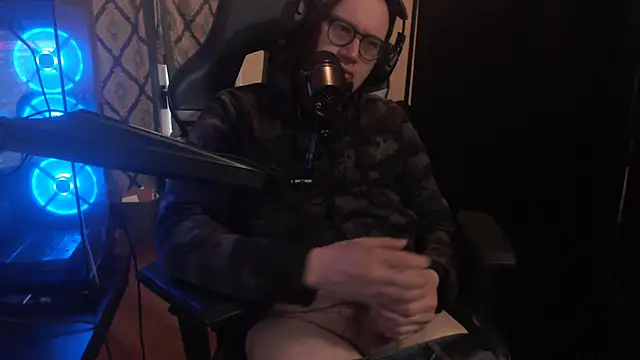 chicostick413 online show from April 22, 1:16 pm