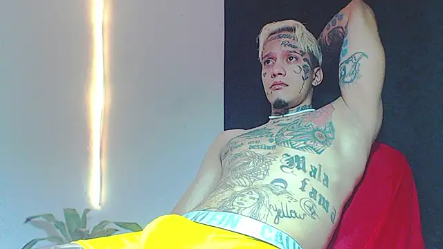 Snapshot of daimond_hope666 chatting on December 8, 3:32 am daimond hope666 online show from December 8, 3:32 am