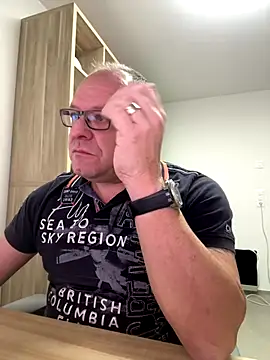 coupleLatinaLovers online show from November 28, 7:00 am