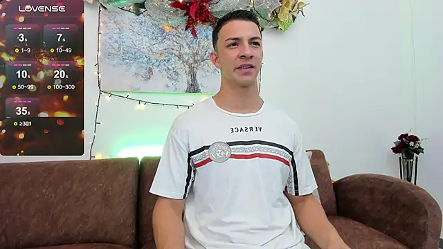 Snapshot of Samuel_Up chatting on December 6, 8:18 pm Samuel Up online show from December 6, 8:18 pm