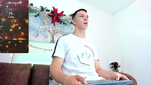 Snapshot of Samuel_Up chatting on January 3, 8:01 pm Samuel Up online show from January 3, 8:01 pm