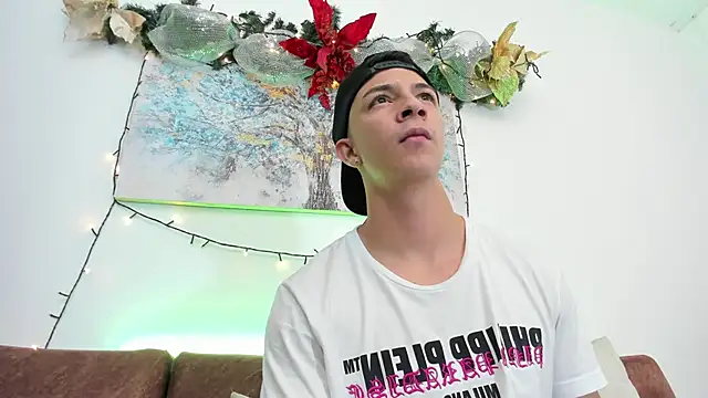 Snapshot of Samuel_Up chatting on December 27, 8:07 pm Samuel Up online show from December 27, 8:07 pm