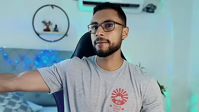 Snapshot of LiamGarcia1 chatting on December 26, 12:27 pm LiamGarcia1 online show from December 26, 12:27 pm