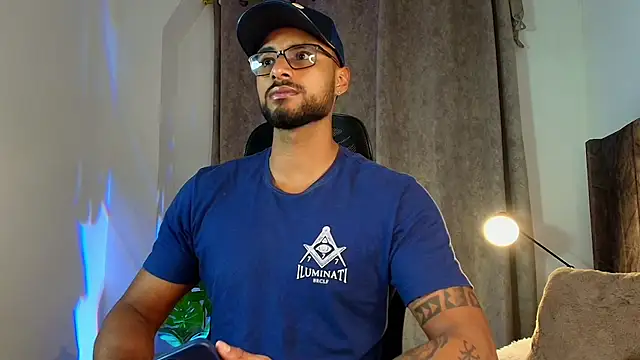 Snapshot of LiamGarcia1 chatting on February 28, 12:10 am LiamGarcia1 online show from February 28, 12:10 am
