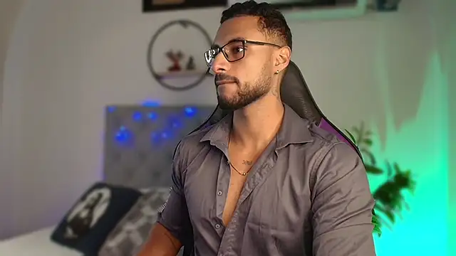 Snapshot of LiamGarcia1 chatting on December 24, 12:33 pm LiamGarcia1 online show from December 24, 12:33 pm