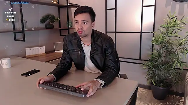 Snapshot of Edward_max chatting on January 12, 3:17 am Edward max online show from January 12, 3:17 am