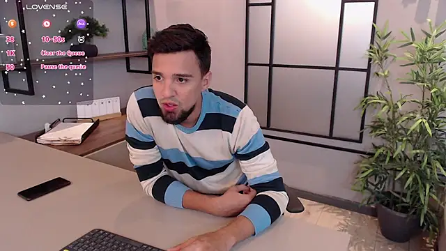 Snapshot of Edward_max chatting on December 11, 3:47 am Edward max online show from December 11, 3:47 am