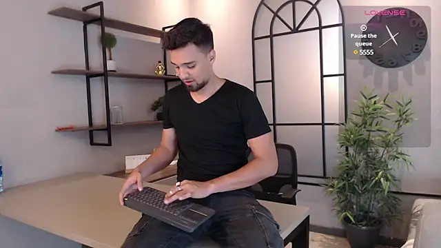 Snapshot of Edward_max chatting on December 27, 12:07 am Edward max online show from December 27, 12:07 am
