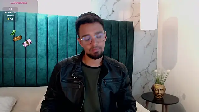 Snapshot of Edward_max chatting on December 3, 7:08 am Edward max online show from December 3, 7:08 am